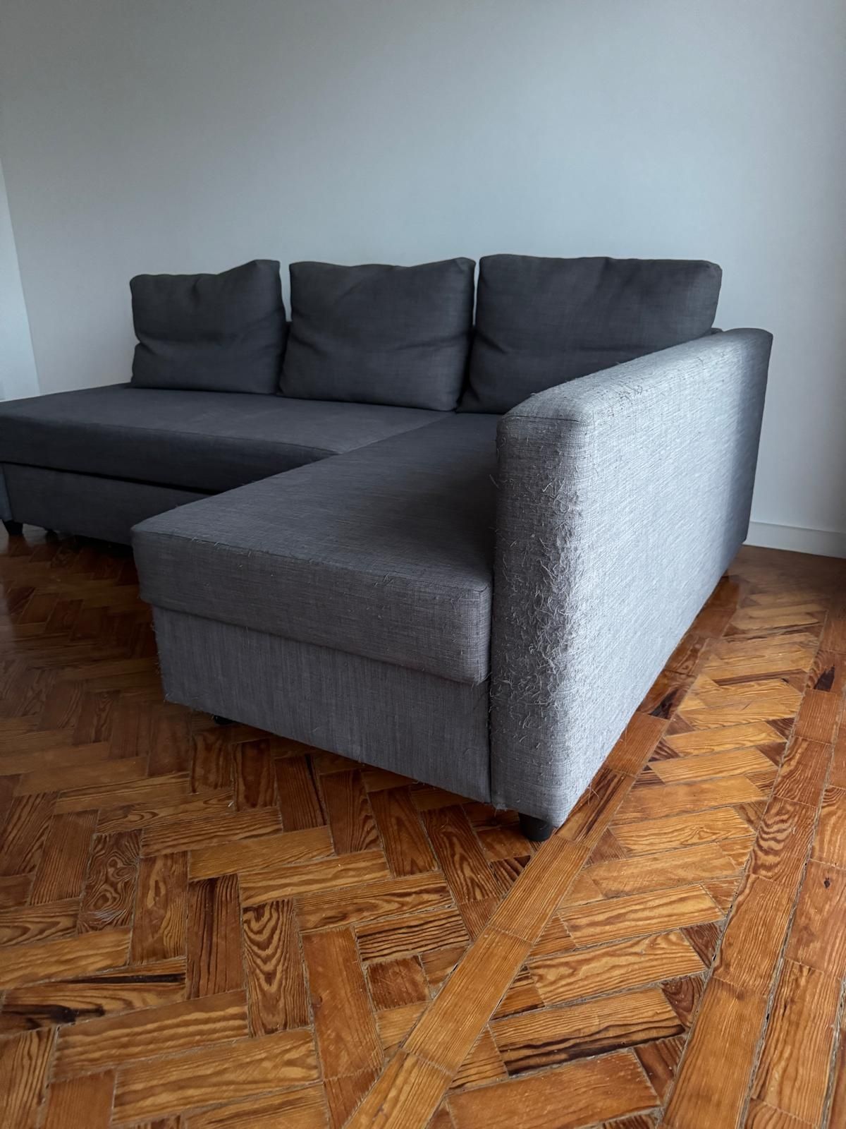 Sofá-cama de canto com arrumação.