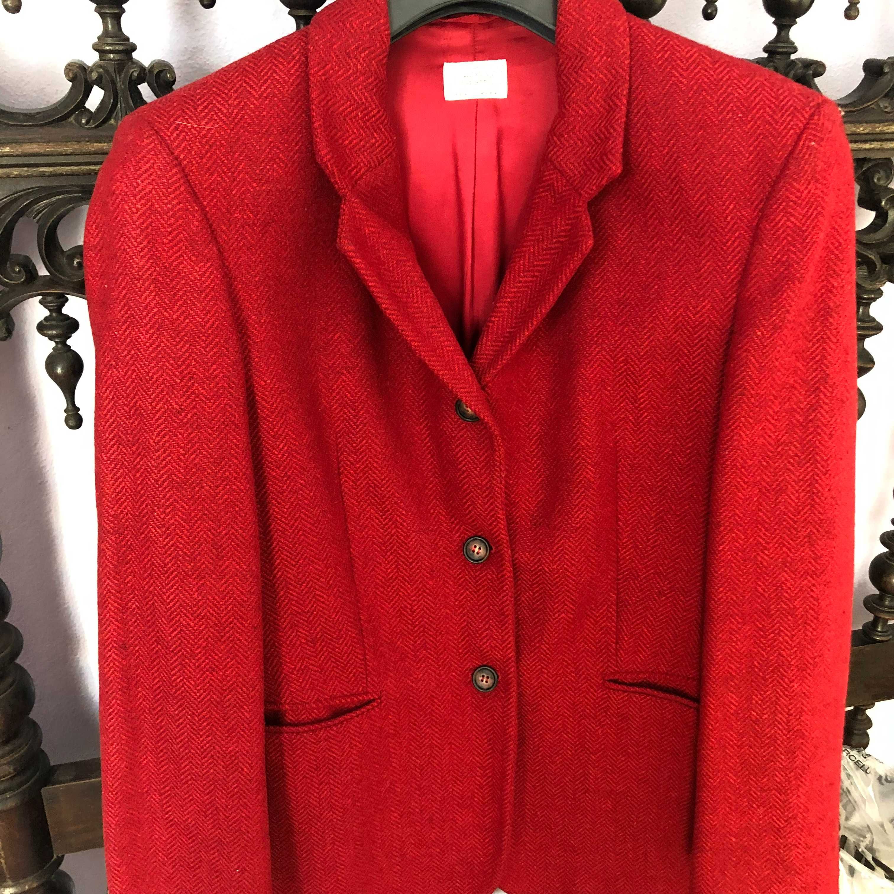 Blazer vermelho em fazenda