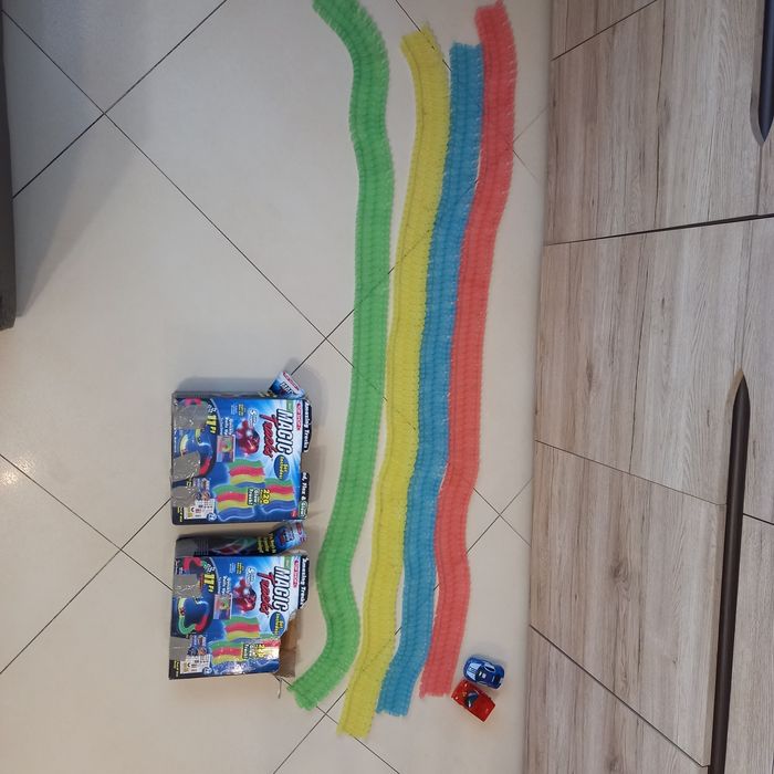 Tor samochodowy świecący Magic Tracks 6.4metra tj 440 kawałków