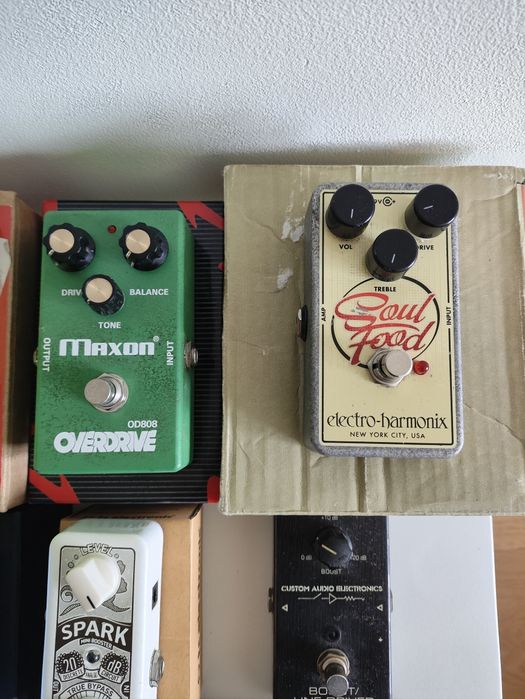 Vários pedais de efeitos