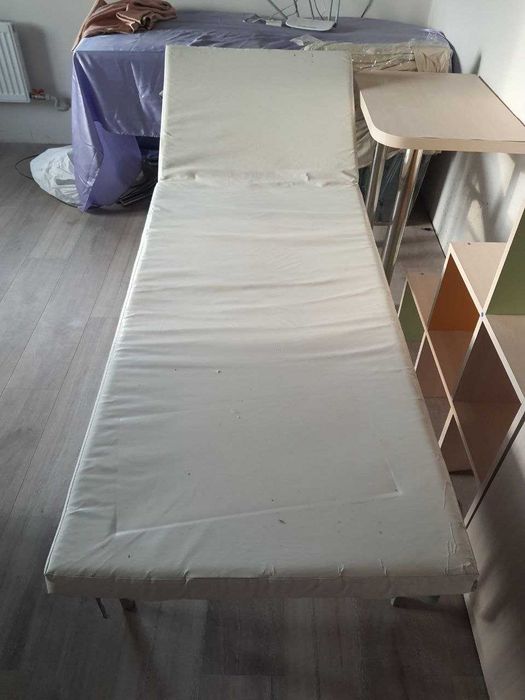 металеве ліжко для масажу