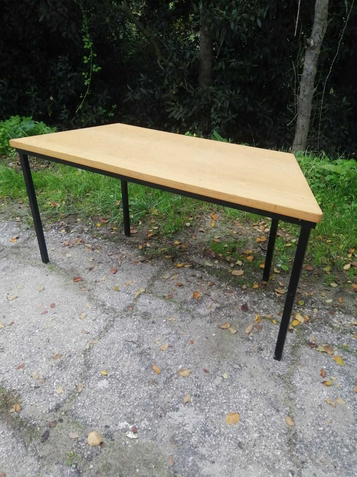 Mesa de apoio ou escritório.