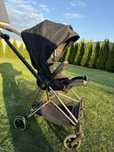 wozek spacerowy Cybex Mios 3.0 kolor deep black na ramie rose gold