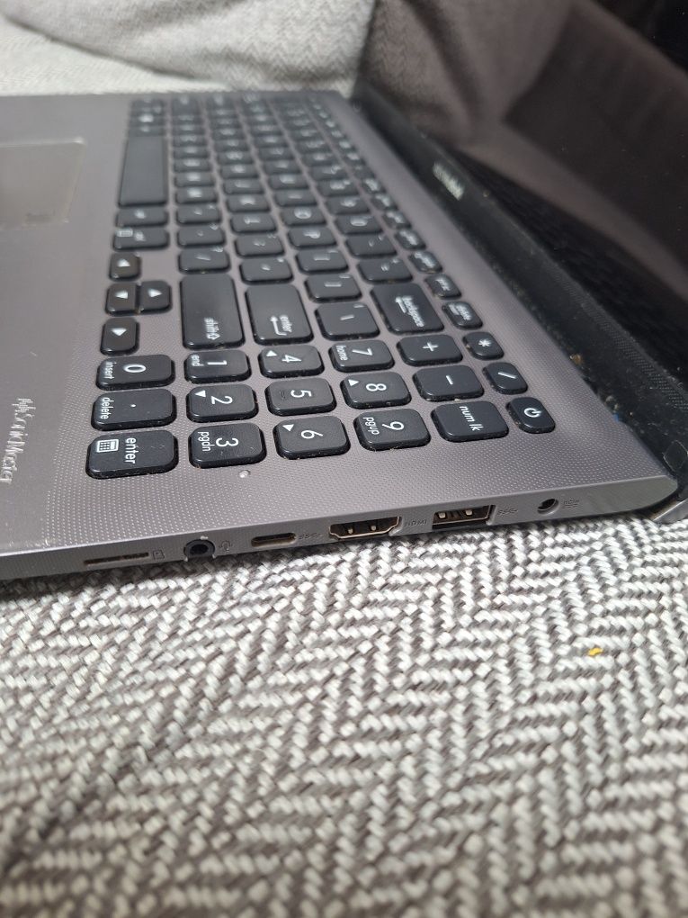Laptop ASUS VivoBook Model: F512J Uszkodzony