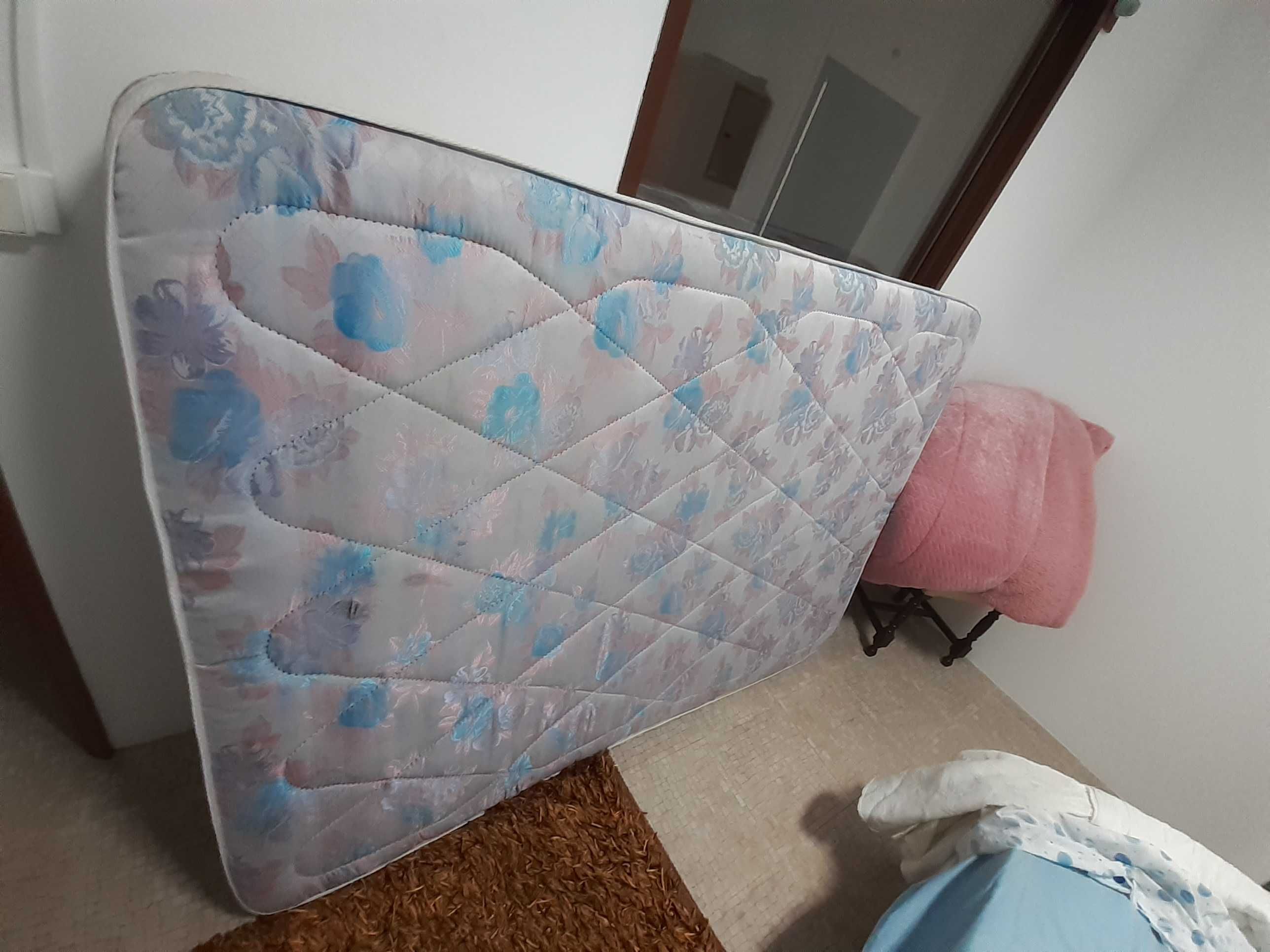 Vendo cama de casal de mogno