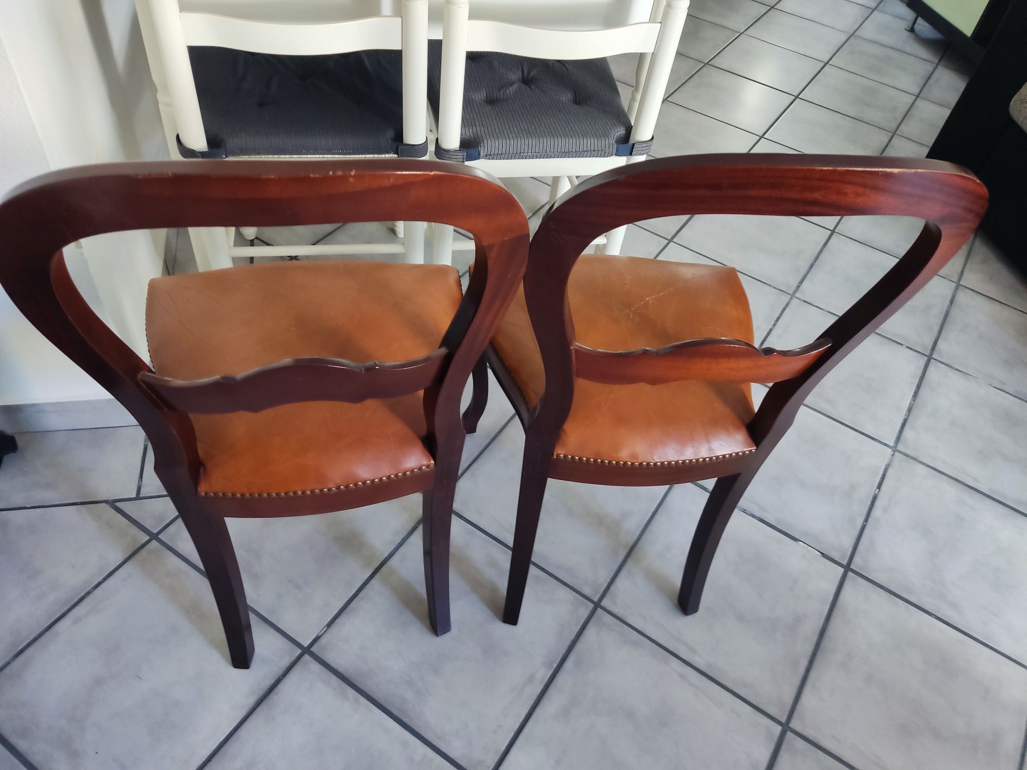 Cadeiras de sala vintage com assento em cabedal 30€ cada