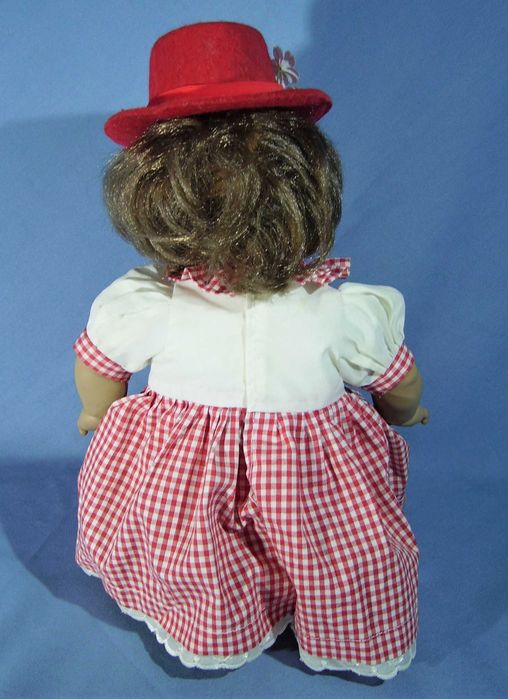 Лялька кукла дівчинка в червоному капелюшку характерна іспанська взута