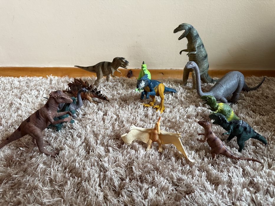 Динозаври фігурки
