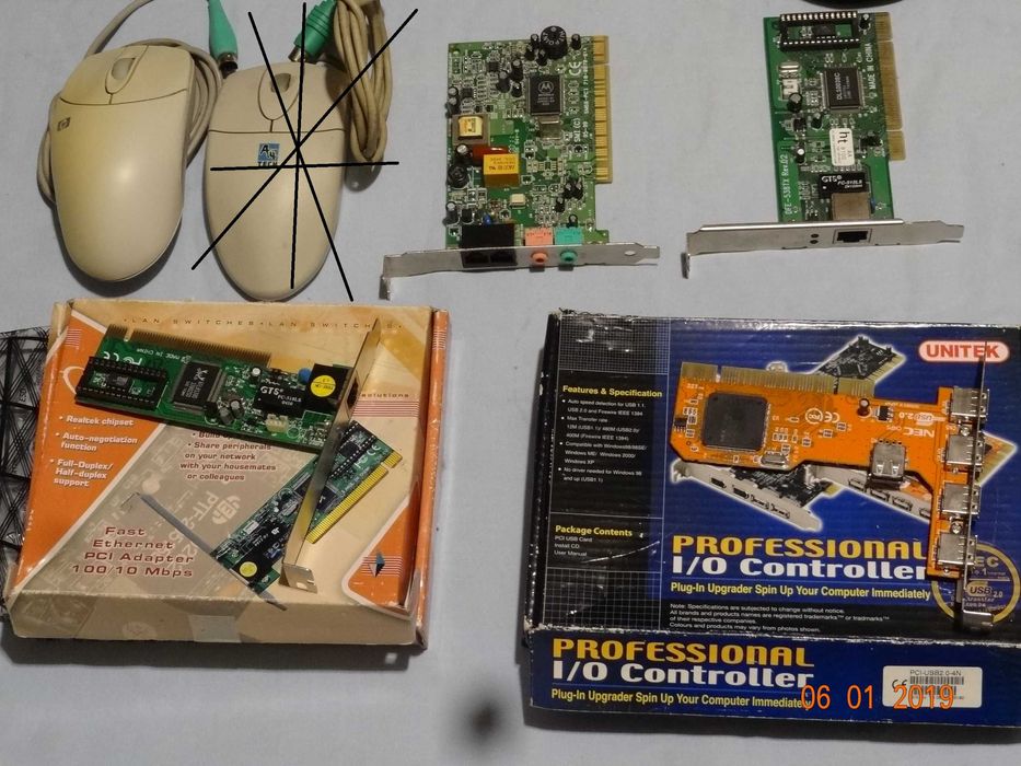 Płyta główna ASRock, zasilacz, CD, kable, moduły.