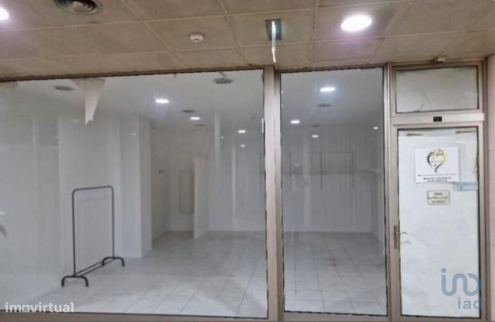 Loja / Estabelecimento Comercial em Fânzeres e São Pedro da Cova de 32