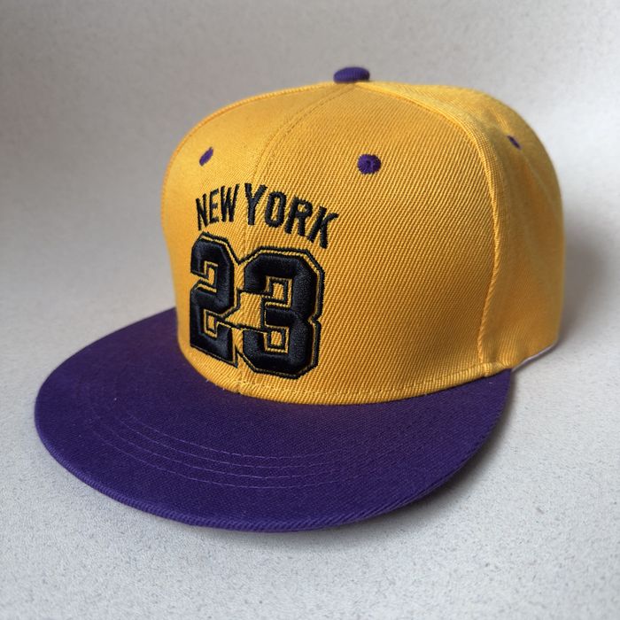 Czapka New York 23 – żółto-fioletowa, styl sportowy