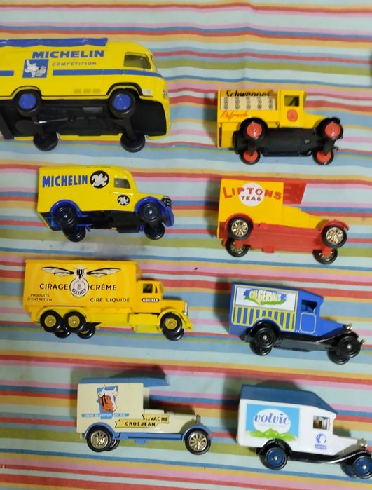 Conjunto de 18 carros e carrinhas réplicas de transportes antigos