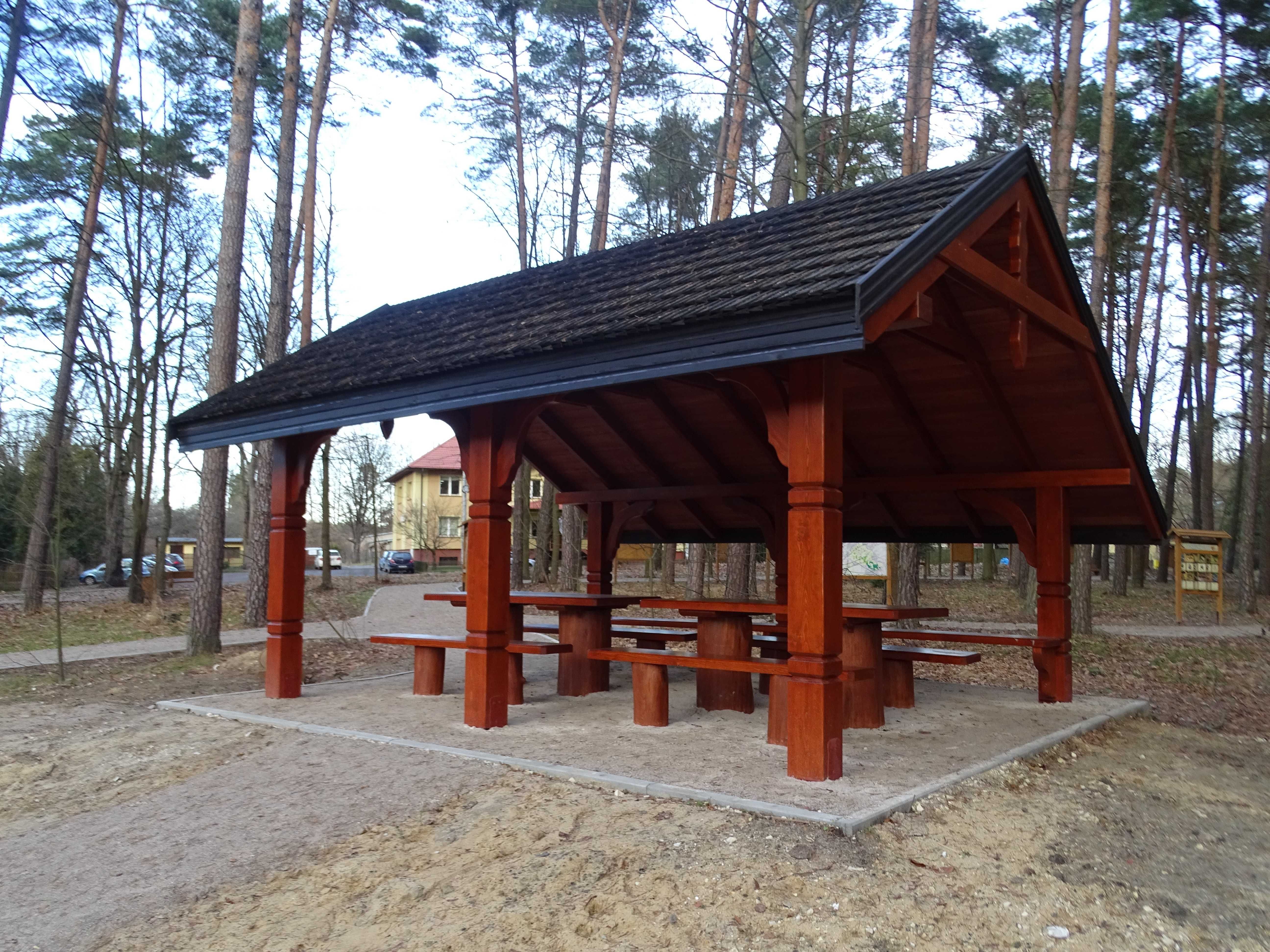 altana wiata zadaszenie płoty balustrady ławki stoły  klejonka żaluzje