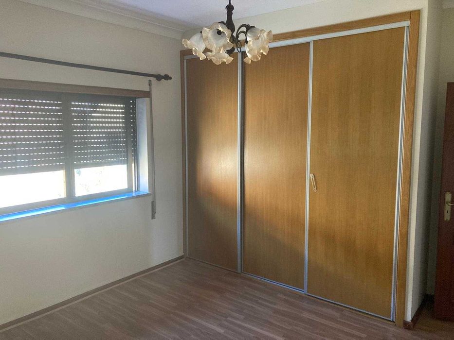 Aluga-se t3 moradia 1° andar