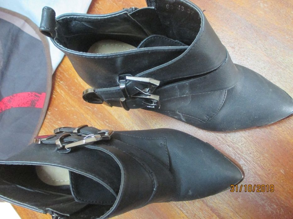2 pares de sapatos de senhora
