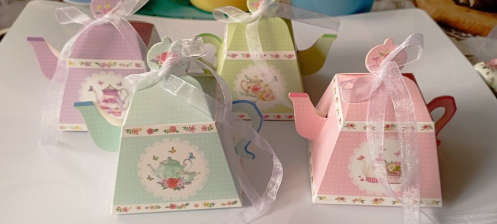 Prezent dzień mamyi imbryk z herbatą