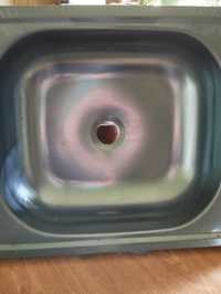 Кухонна мийка з нержавіючої сталі