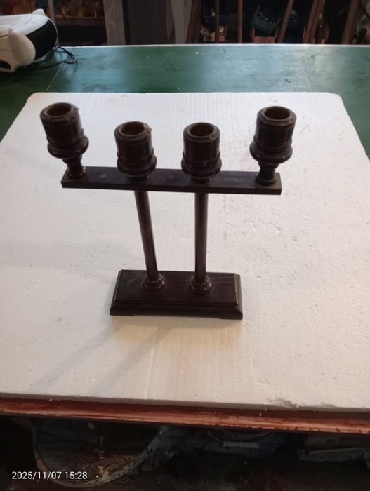 Stary świecznik z drewna