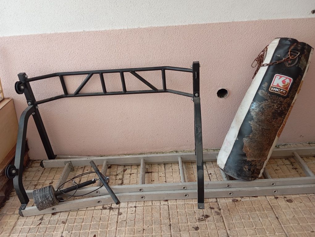 Barra de elevação com pesos. Oferta saco boxe