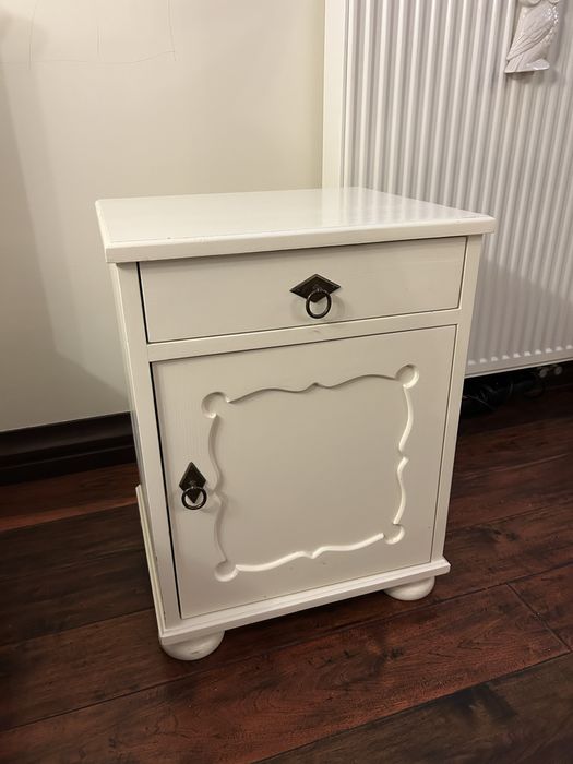 Stoliczek nocny w stylu vintage