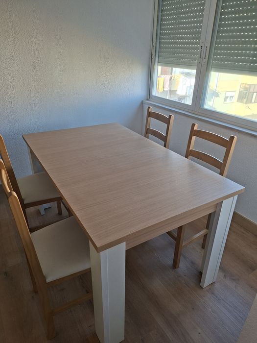 Mesa de jantar com 8 cadeiras