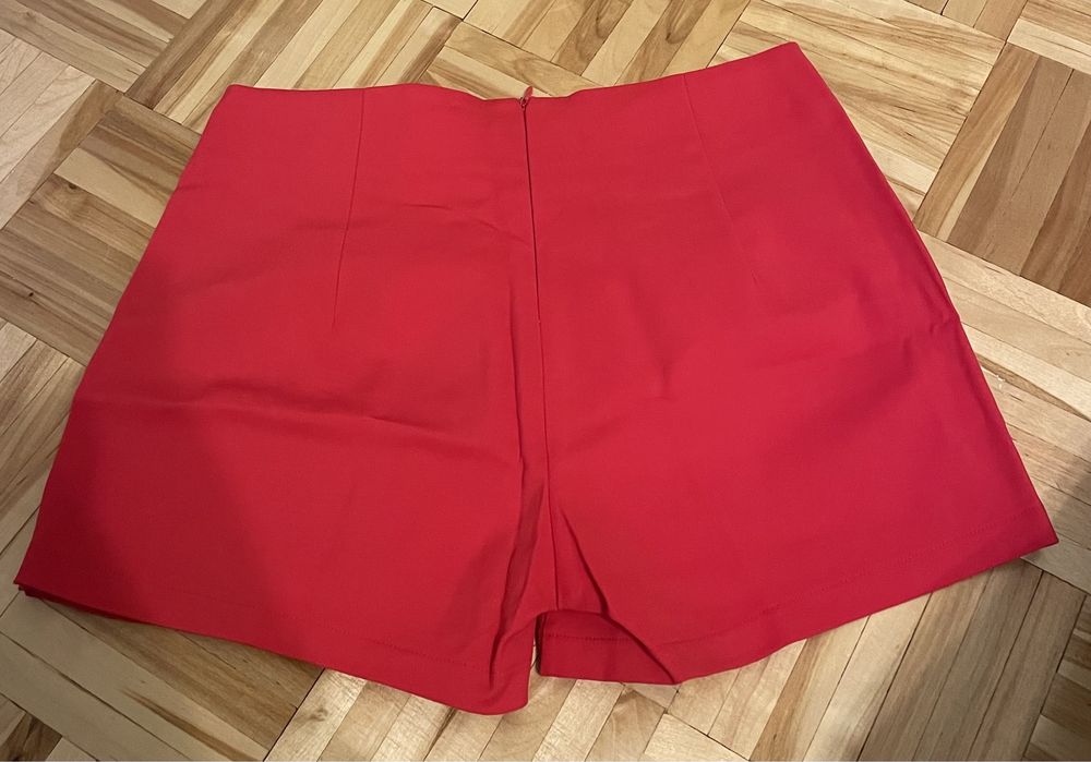 Spodenki wyglądające jak spódnica czerwone. Drole de Copine