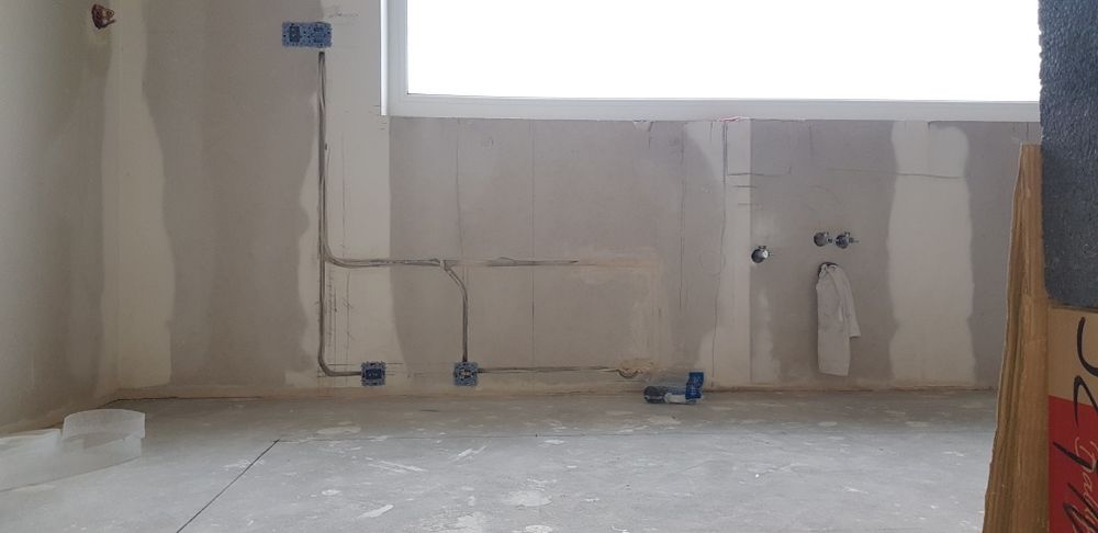 Naprawa montaż okien i drzwi. Montaż parapetów, wykończenie wnętr