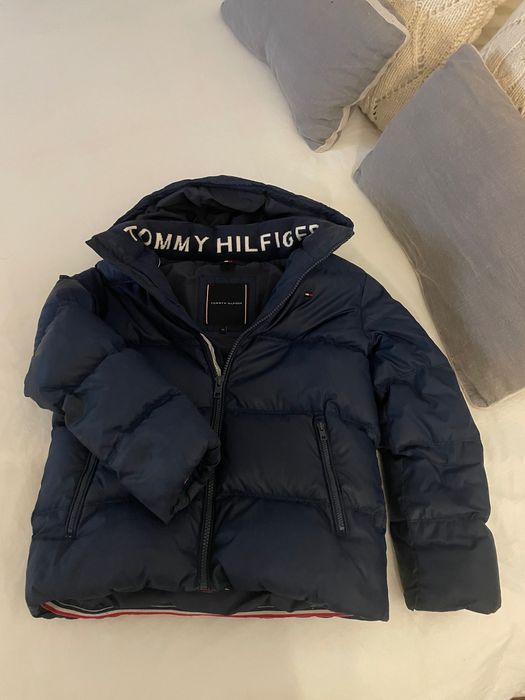 Blusão de penas da TOMMY HILFIGER. Em bom estado. Tamanho 128.