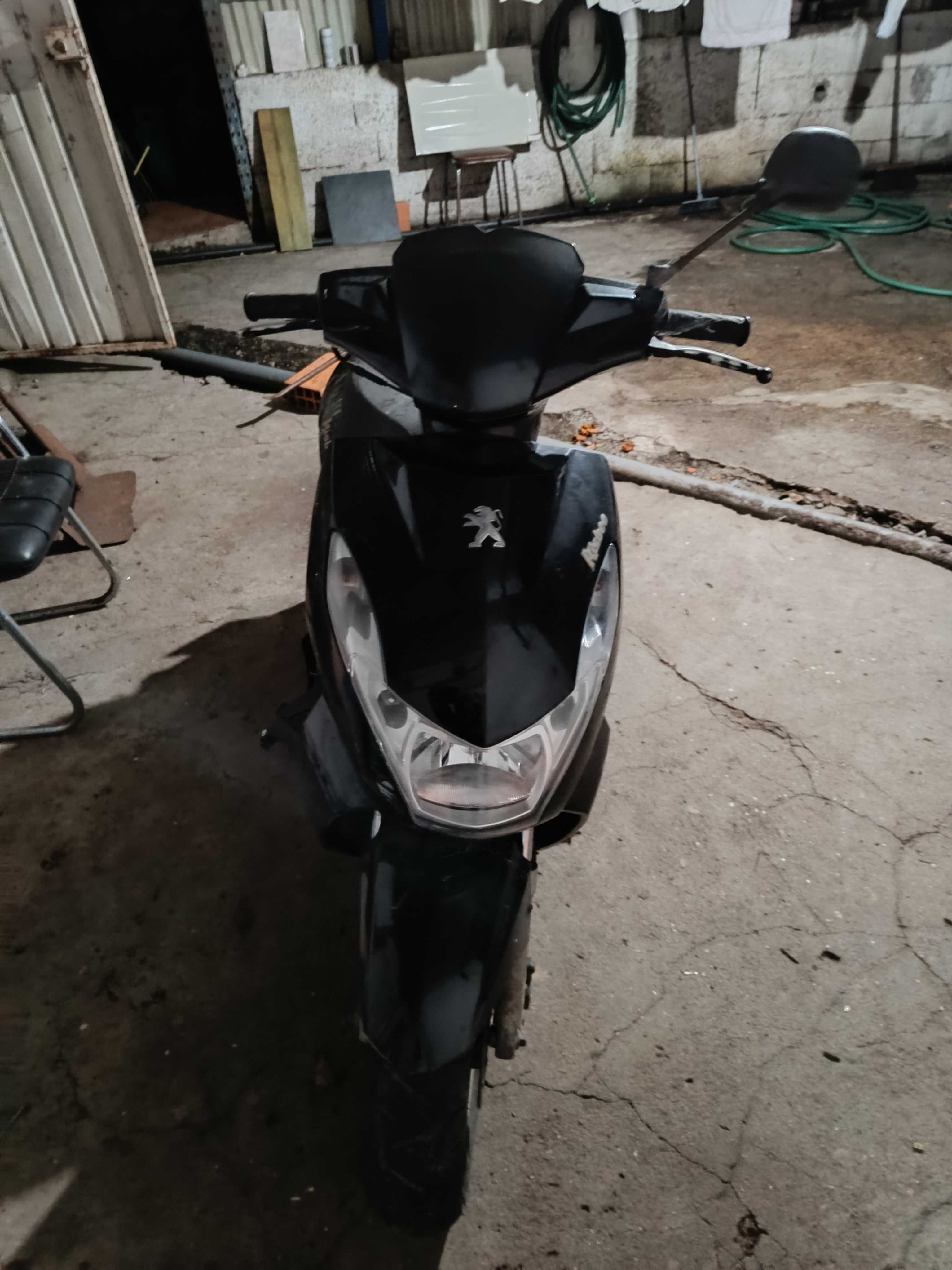 Peugeot Kisbee 4T avariada
