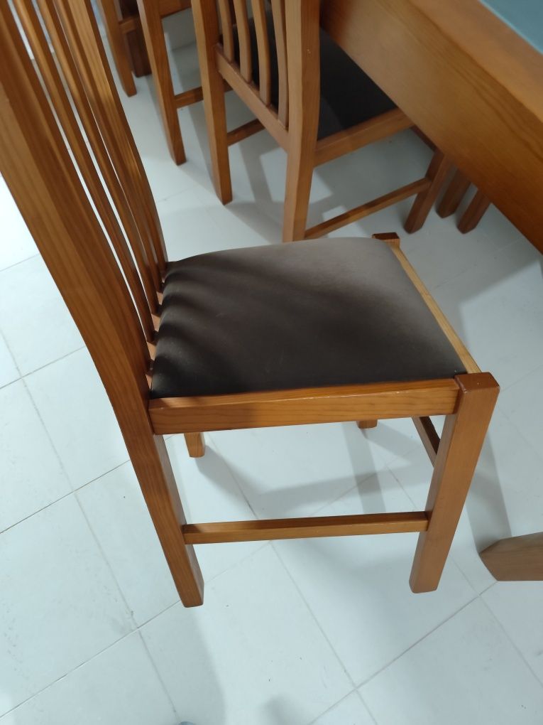 Vendo mesa e cadeiras