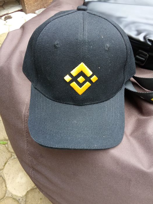 Сумка та кепка Binance
