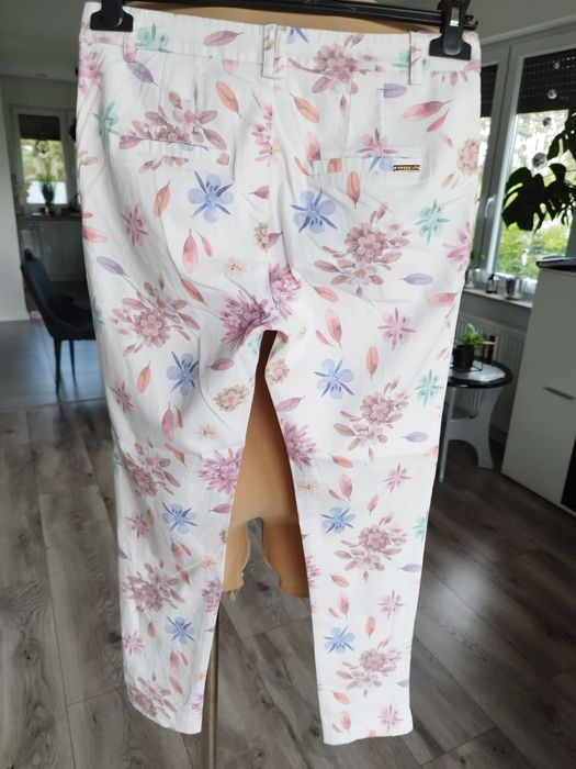 R.S Freesia białe spodnie w kolorowe kwiaty chinosy cygaretki