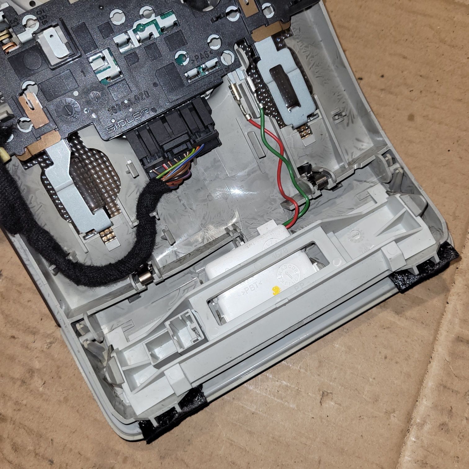 Lampka podsufitki oświetlenie wnętrza kabiny audi a4 b6 2002r szara
