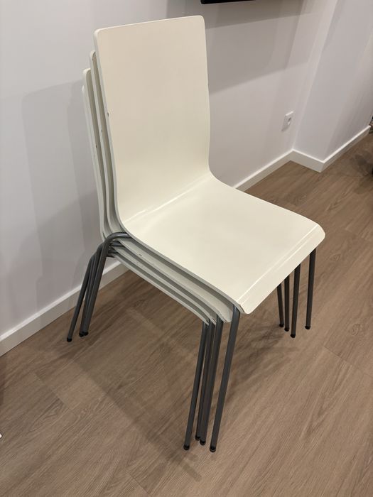 4 Cadeiras brancas com pés metálicos