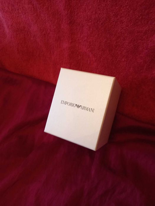 Подарунковий футляр та коробка для годинника EMPORIO ARMANI.