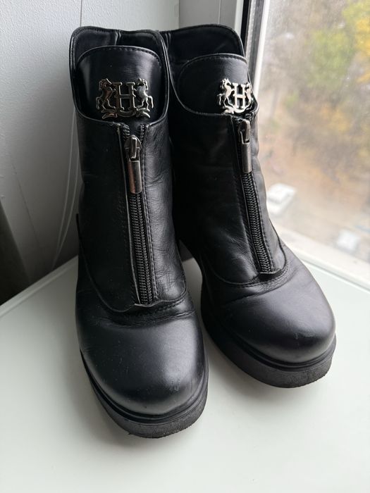 чорні зимові жіночі шкіряні черевики. Сапоги