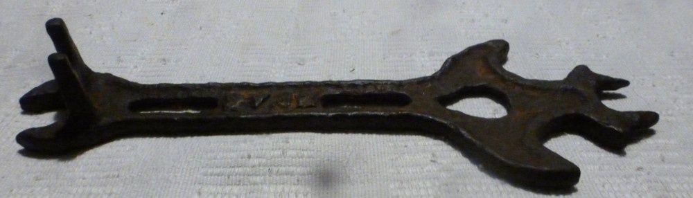 Stary nietypowy klucz, trójwymiarowy, sygnowany, dł. 23 cm