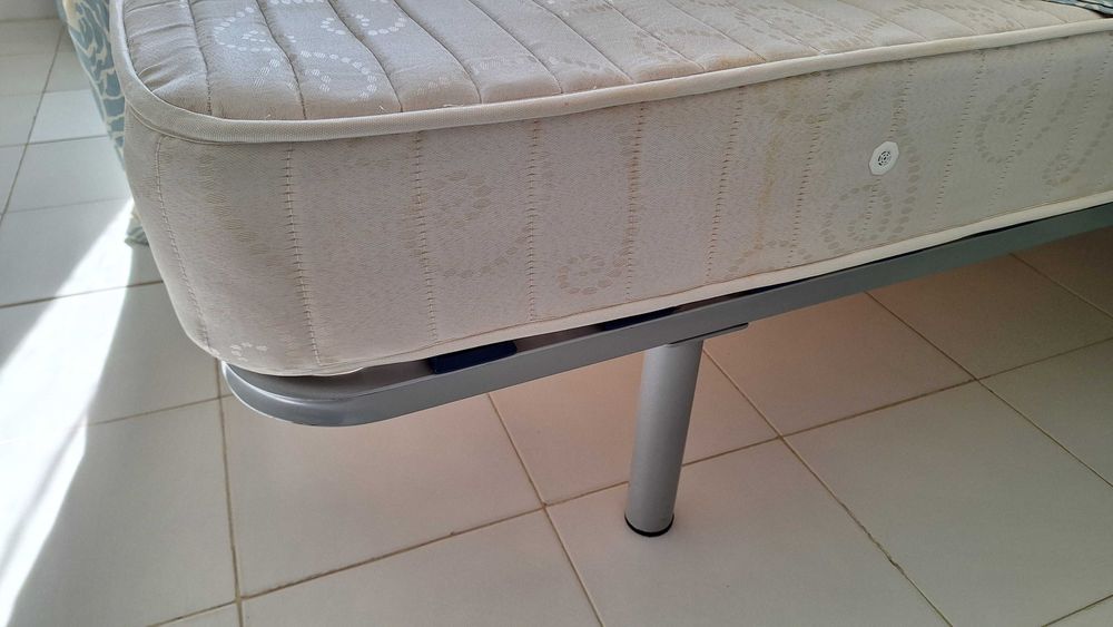 Cama individual com colchão e colcha