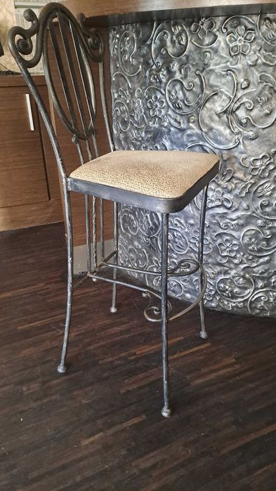Unikat Krzesło wysokie hoker metalowy, kowalstwo artystyczne z obiciem