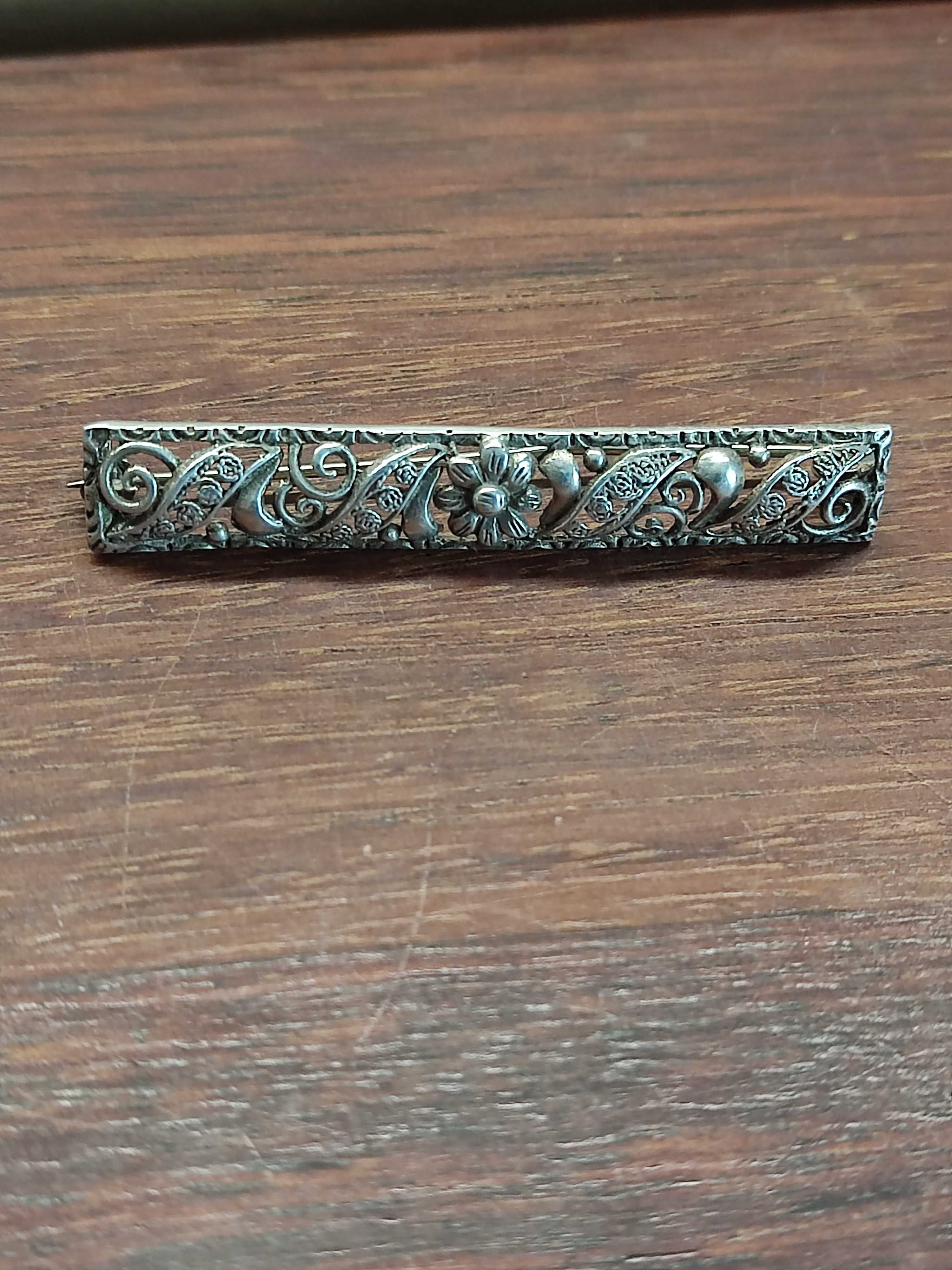 Srebrna stara broszka z motywem kwiatowym ażurowa vintage