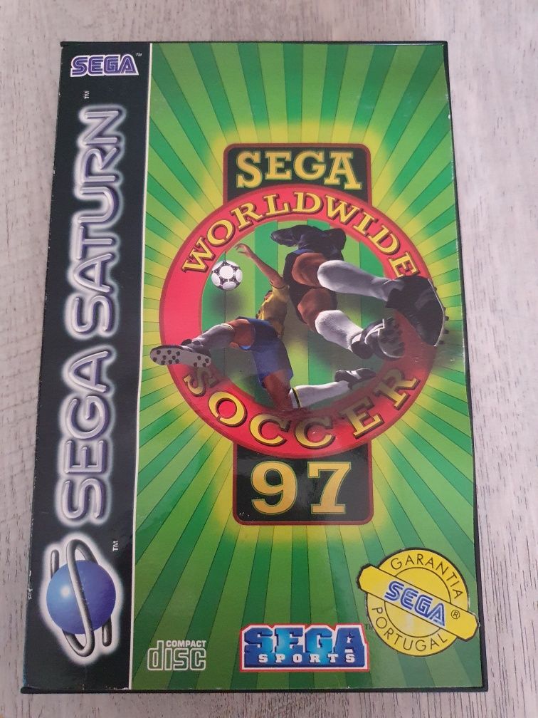 Sega Saturno com um comando e jogos