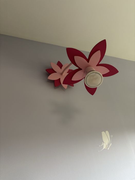 Żyrandol i kinkiet do pokoju dziewczynki