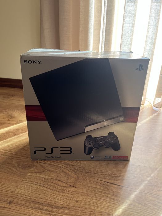 PS3 Slim com 2 jogos