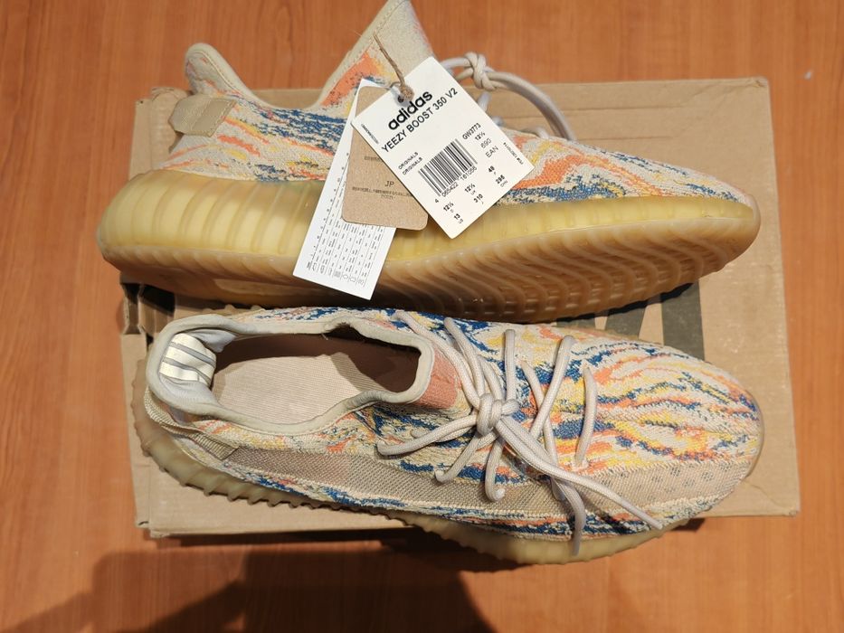 Tênis yeezy 350 boost.