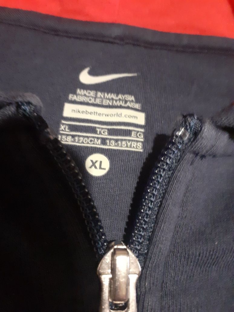 Casaco Nike desportivo 13/15Anos usado 3x no máximo.