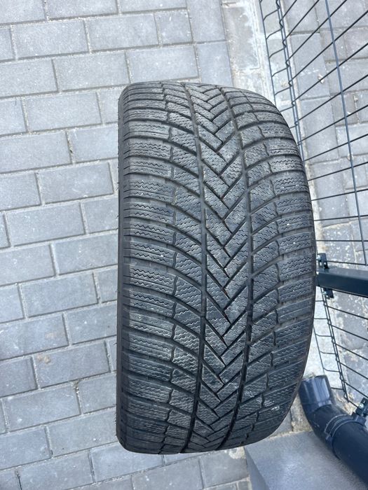 Komplet opon zimowych LM005 Bridgestone 275/35 R19 245/40 R19