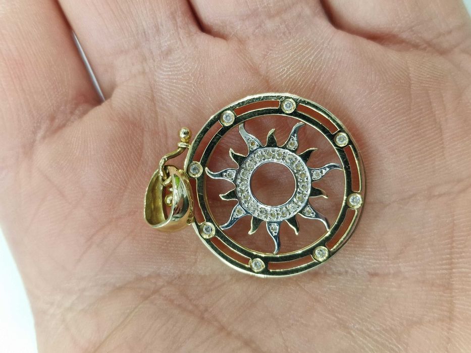 Złoty wisiorek damski/ 585/ Słońce/ 4.57 gram/ cyrkonie