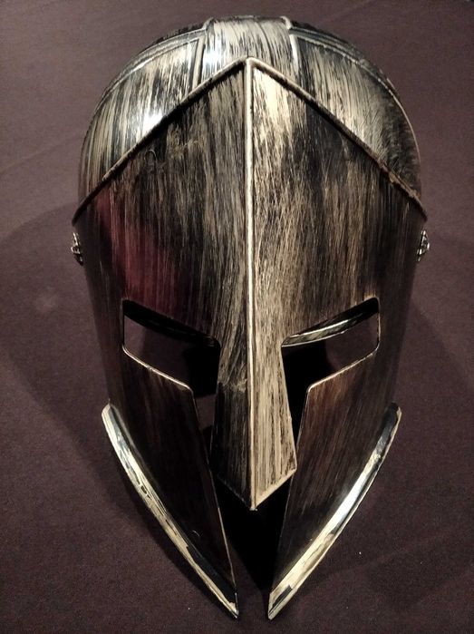 Capacete e espada de guerreiro / gladiador