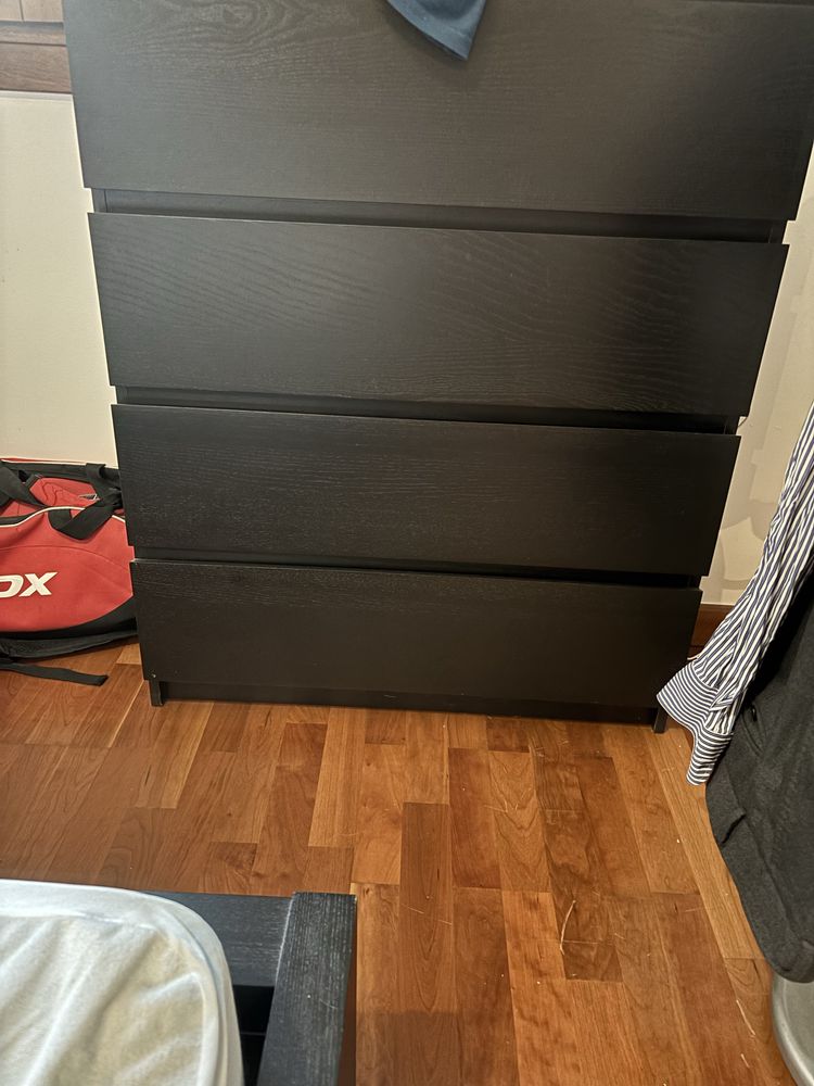 Cama de casal, cómodas e sapateira