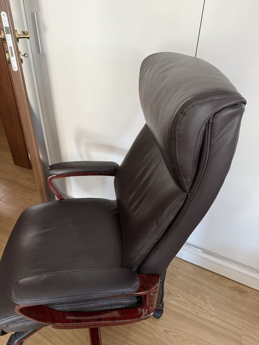 Elegancki fotel biurowy z eko skóry – ciemnobrązowy, stan idealny!